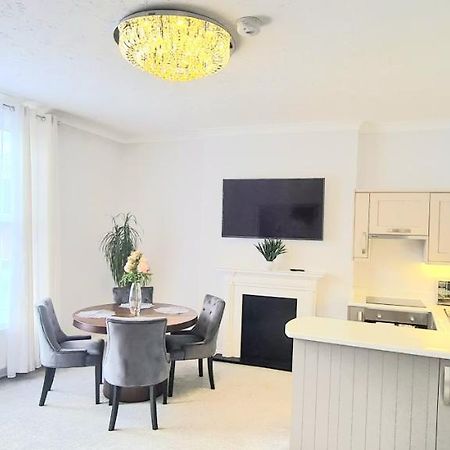 Spacious 3 Bed Flat Near The Sea With Parking Bournemouth Eksteriør billede