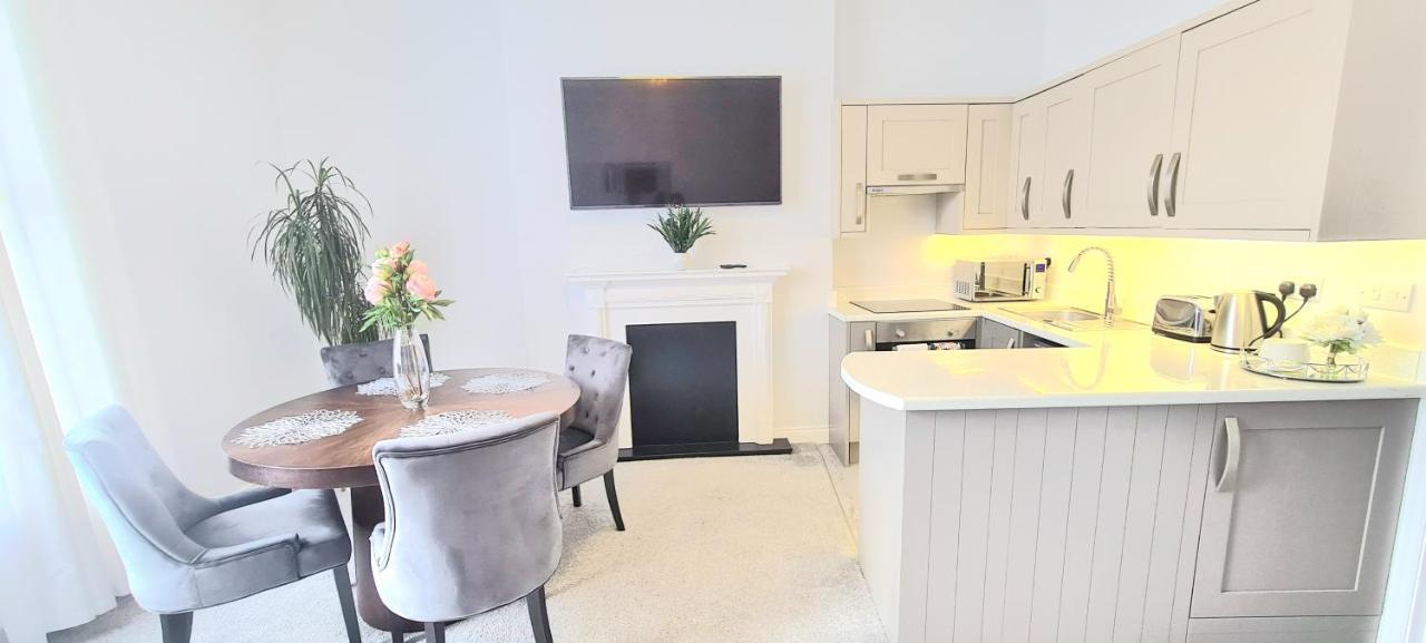 Spacious 3 Bed Flat Near The Sea With Parking Bournemouth Eksteriør billede