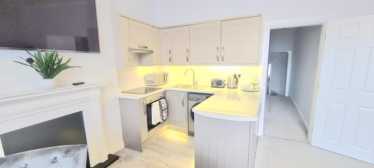 Spacious 3 Bed Flat Near The Sea With Parking Bournemouth Eksteriør billede
