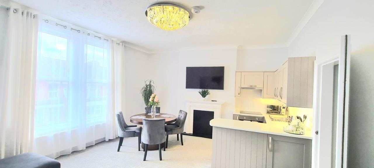 Spacious 3 Bed Flat Near The Sea With Parking Bournemouth Eksteriør billede