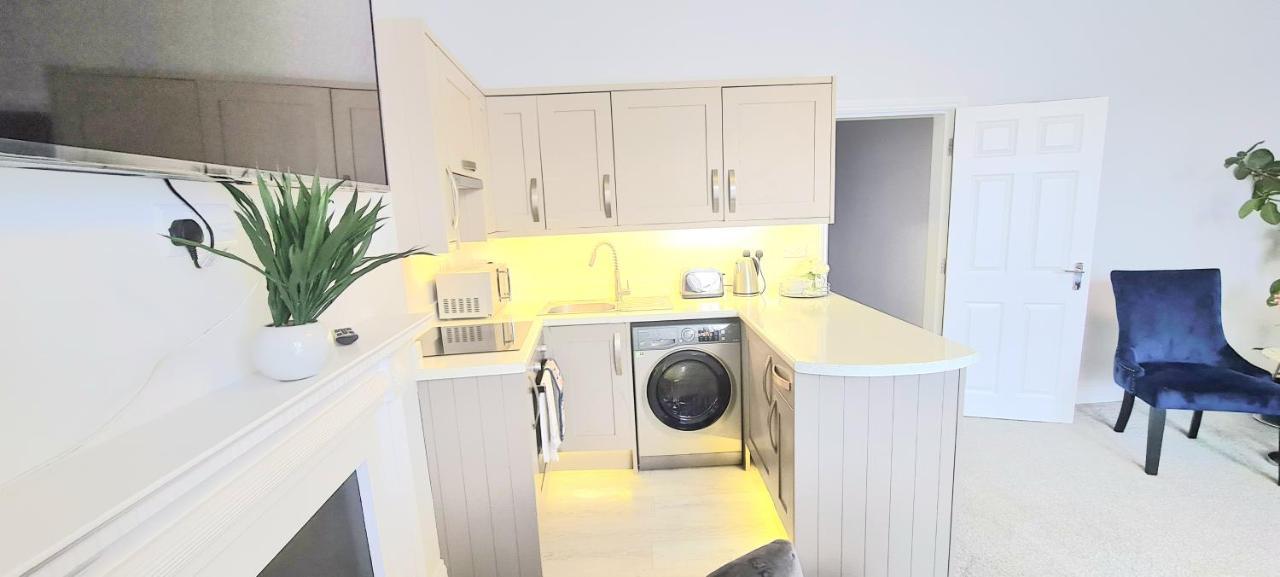 Spacious 3 Bed Flat Near The Sea With Parking Bournemouth Eksteriør billede