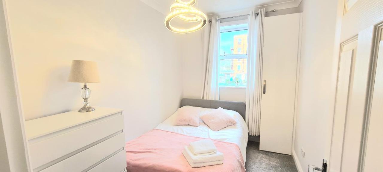 Spacious 3 Bed Flat Near The Sea With Parking Bournemouth Eksteriør billede