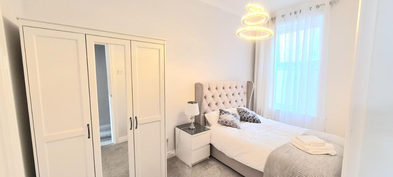 Spacious 3 Bed Flat Near The Sea With Parking Bournemouth Eksteriør billede